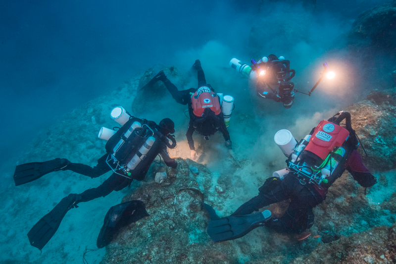 The divers excavated occasionally by hand-fanning the sediments, with bright lights illuminating the scene. (Image: Brett Seymour EUA / Lund University / ARGO NGO)